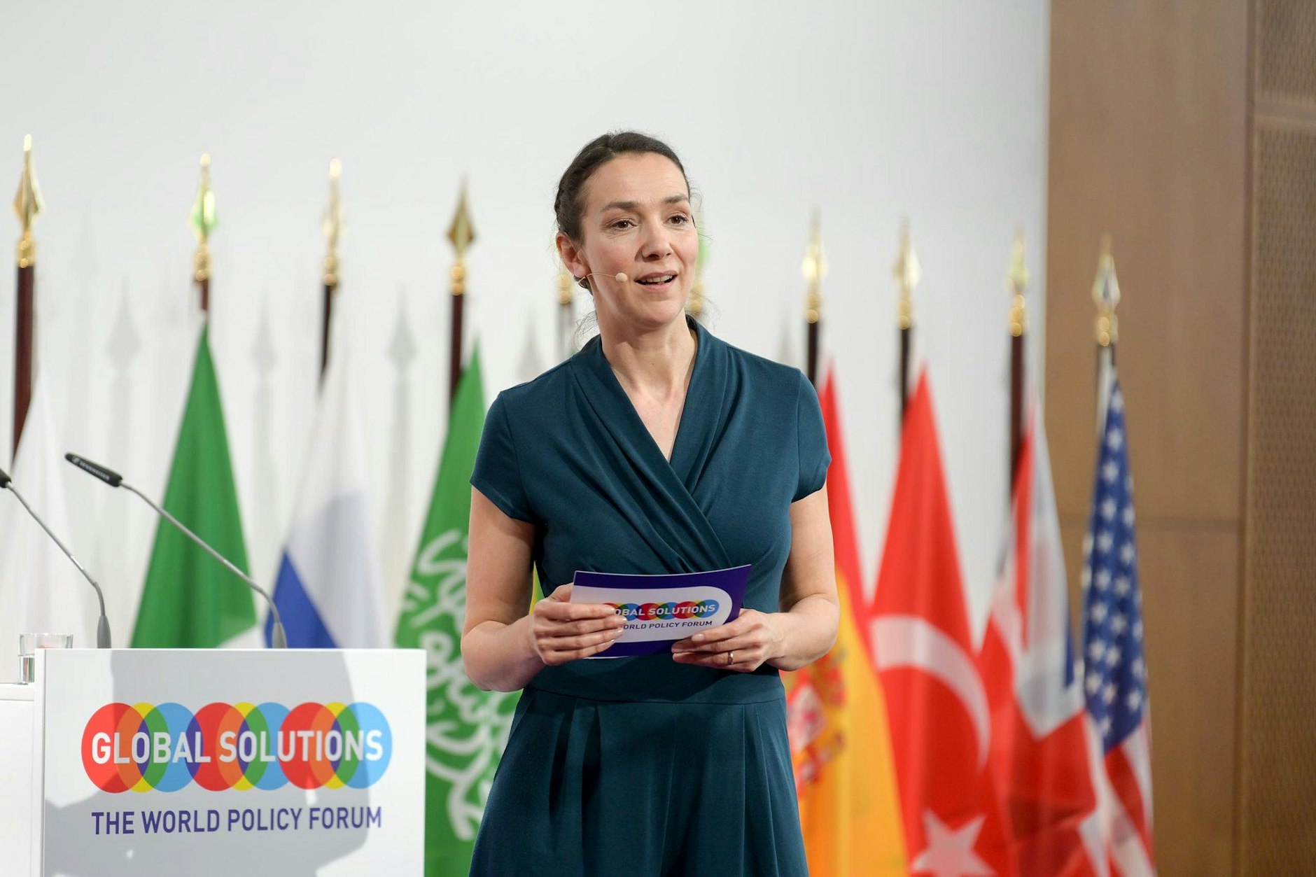 Eine lobende Erwähnung haben wir auch für <strong>Claudia Brüninghaus</strong> übrig, die als Moderatorin durch den Global Solutions Summit geführt – und ganz genau begriffen hat, was eine solche Gastgeberinnenrolle für die Garderobe zu bedeuten hat. Nämlich: auffällig unauffällig gekleidet sein, der Seriosität des Anlasses entsprechend, zugleich locker und zugänglich. Ihr Kleid in Wickeloptik und in das schönste Petrolgrün getüncht war schlichtweg die perfekte Wahl.