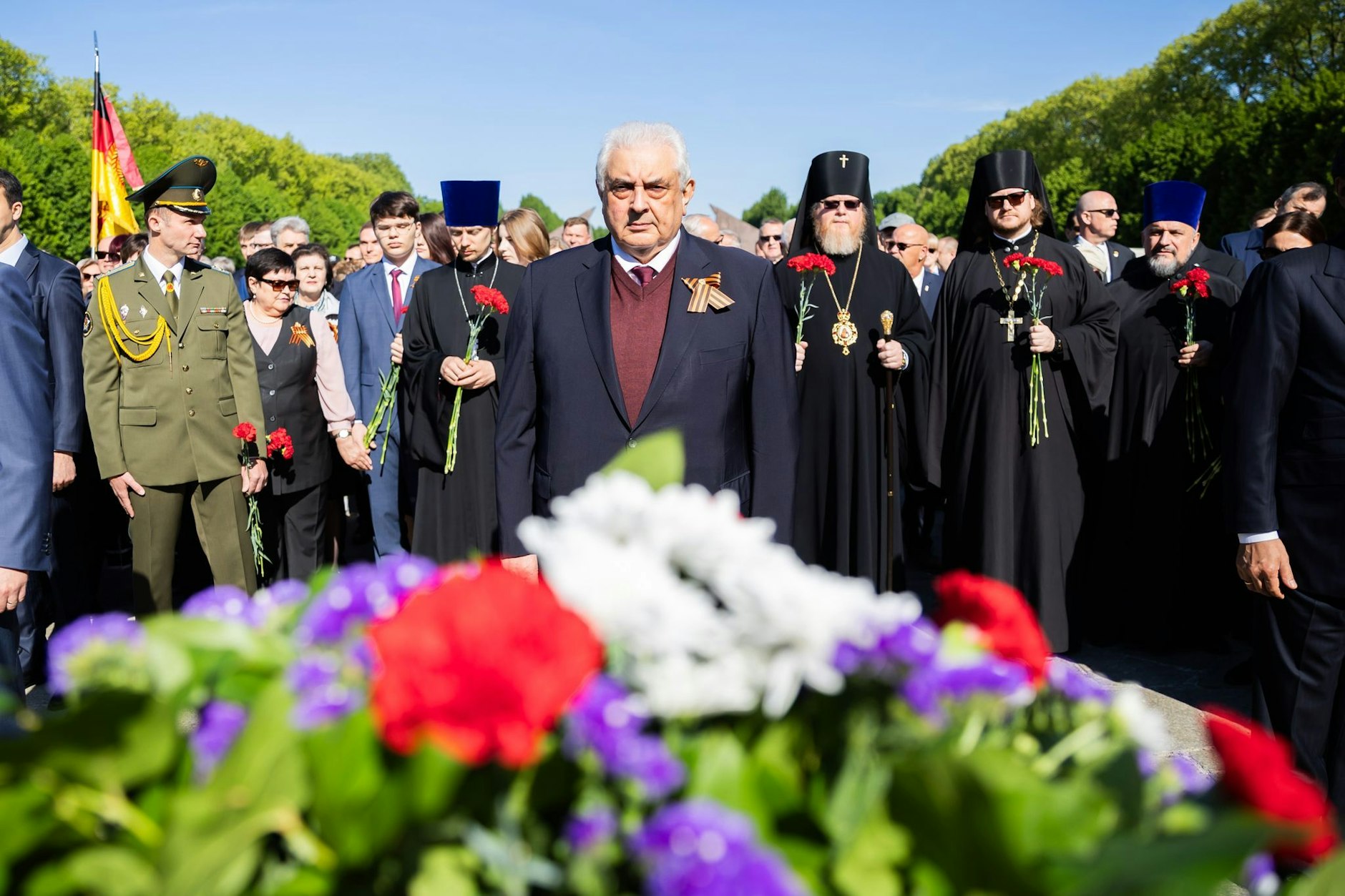 Sergej Netschajew (M), Botschafter der Russischen Föderation in der Bundesrepublik Deutschland, steht vor Gedenkkränzen am Sowjetischen Ehrenmal im Treptower Park.