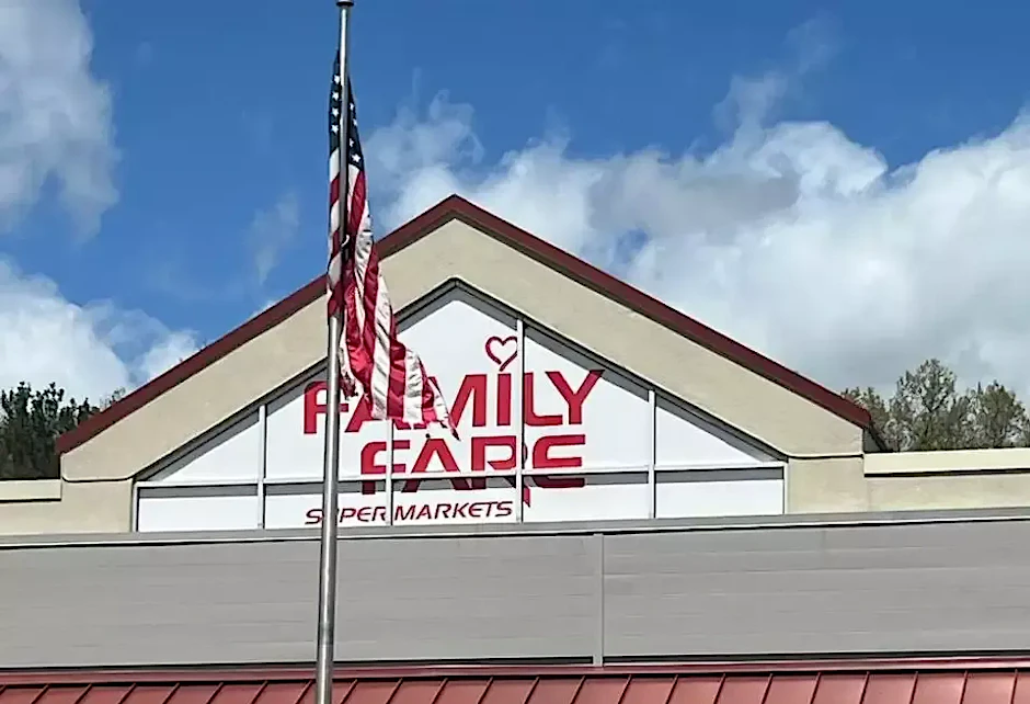 In dem Schild des Supermarktes "Familiy Fare" in Midlands (US-Staat Michigan) hat eine Frau gelebt.