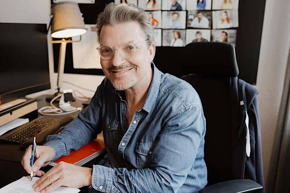 Hardy Krüger steht jetzt für GZSZ vor der Kamera, hat mit der Produktion einen Vertrag unterschrieben.