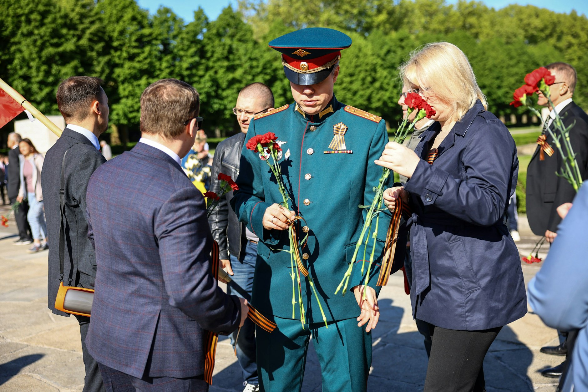 Zur Gedenkveranstaltung im Treptower Park kamen zahlreiche Diplomaten und andere Beamte aus verschiedenen Ländern.