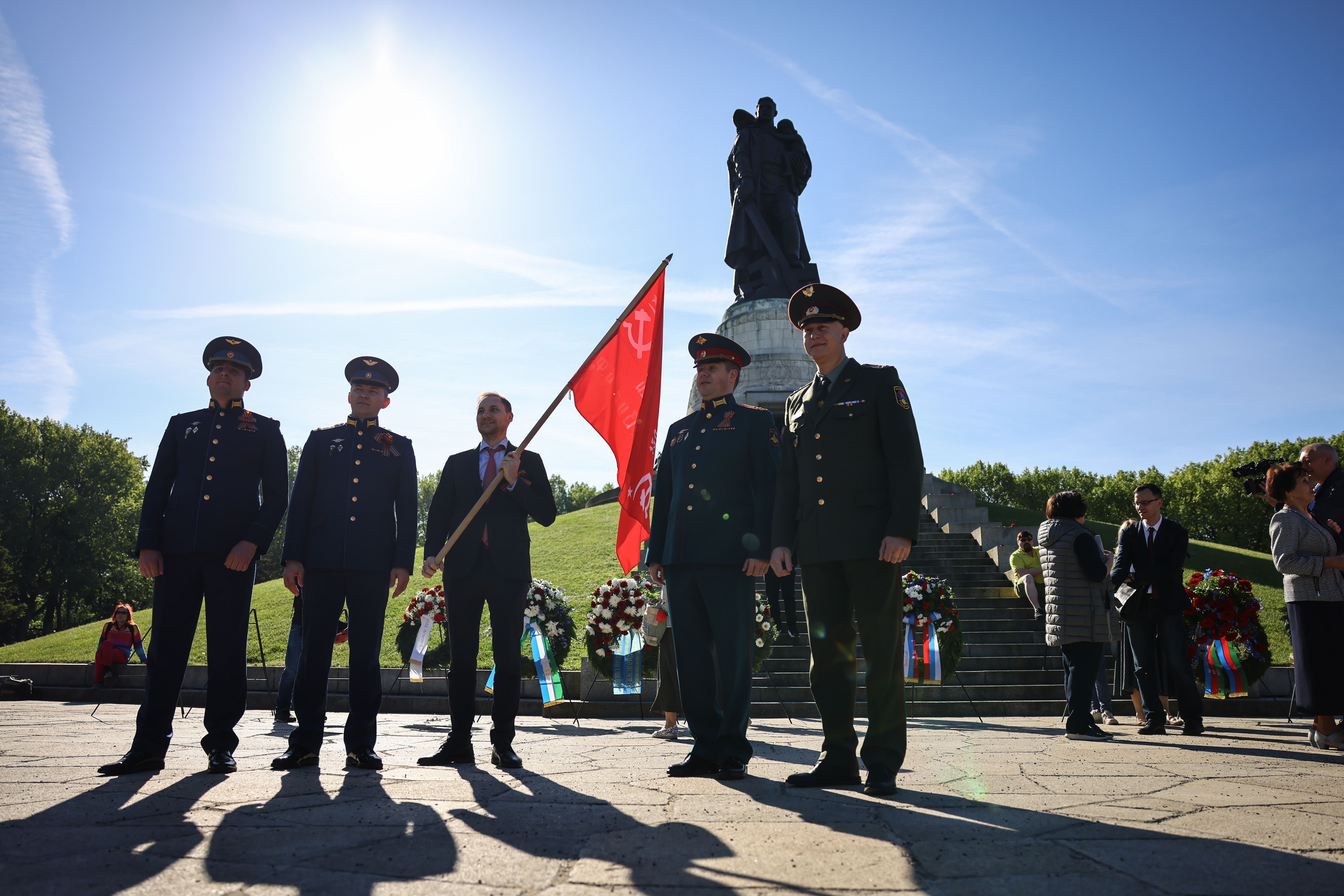 9. Mai in Berlin: Russlandfahne im Treptower Park, Offiziere patrouillieren im Tiergarten