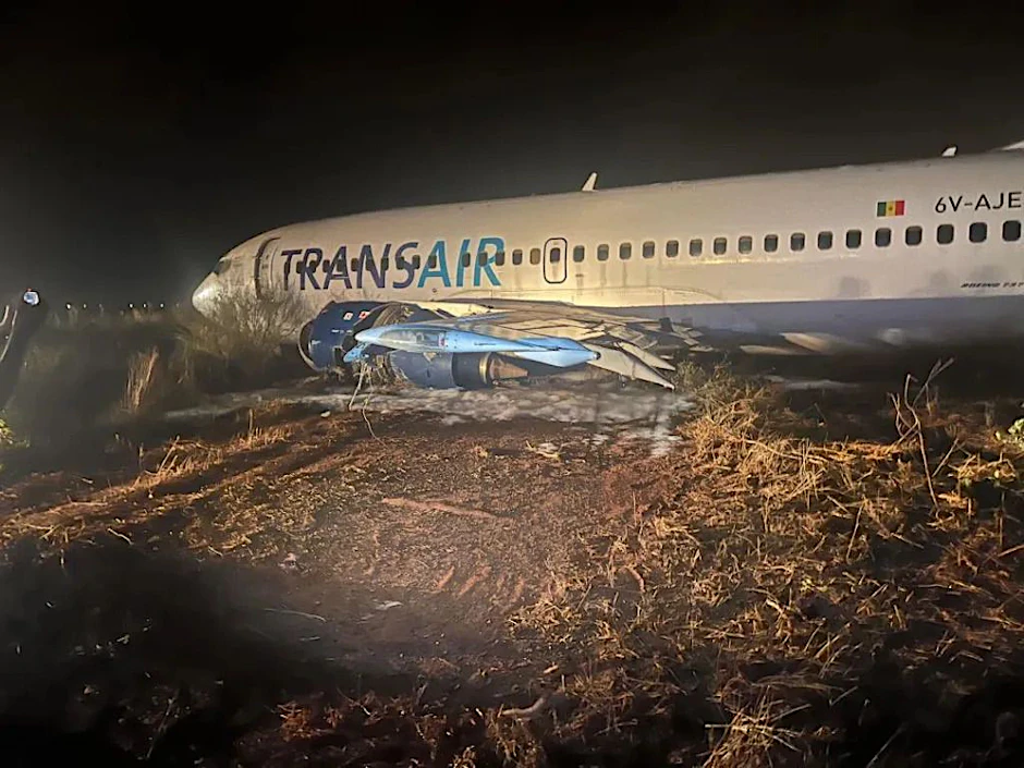 Eine Boeing 737 der Fluggesellschaft Air Senegal ist beim Start auf dem Internationalen Flughafen Dakar von der Startbahn abgekommen.