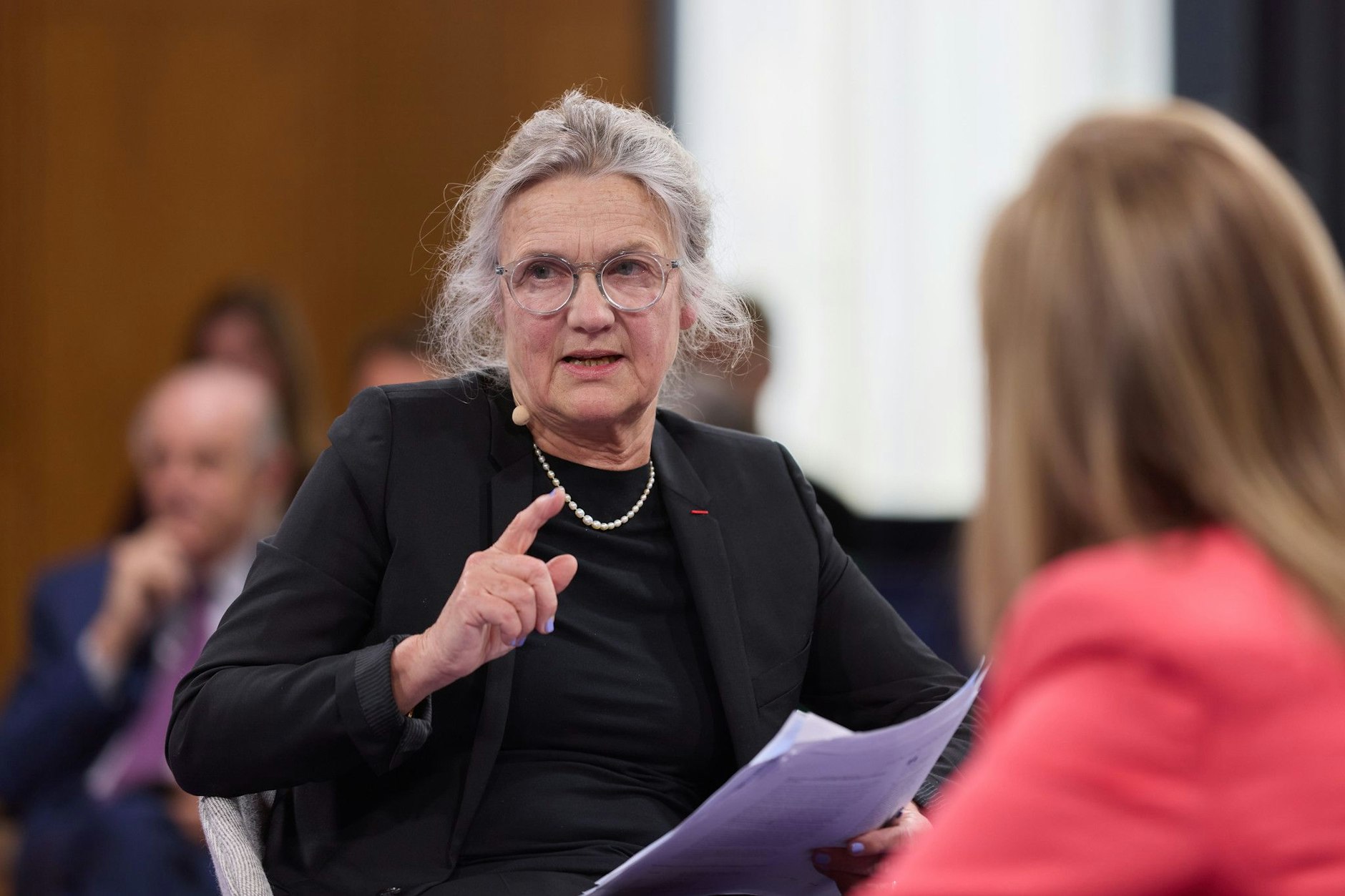 Wir sind hingerissen! <strong>Nathalie Delapalme</strong>, CEO der Mo Ibrahim Foundation, verkörpert das, was man zeitlose Eleganz nennt. Die Frau ist unser liebstes Role Model für einen Lebensabschnitt, in dem viele ihrer Geschlechtsgenossinnen (und auch viele Männer) beherzt, aber oft mit fragwürdigem Ergebnis an sich herumschnippeln lassen. Wunderbares Detail: fliederfarbener Nagellack!