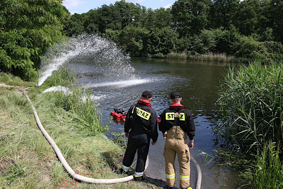 Feuerwehrleute pumpen im Sommer 2023 Wasser mit Sauerstoff in den Gleiwitzer Kanal, um das Algenwachstum zu verhindern.