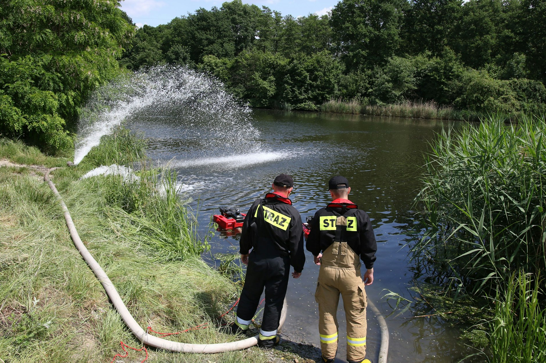 Feuerwehrleute pumpen im Sommer 2023 Wasser mit Sauerstoff in den Gleiwitzer Kanal, um das Algenwachstum zu verhindern.