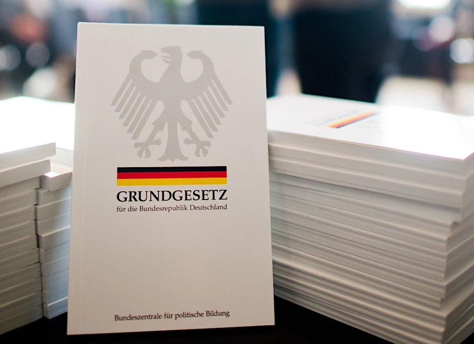 ARCHIV - Wurde vor 75 Jahren beschlossen und am 23. Mai offiziell verkündet: das Grundgesetz.  