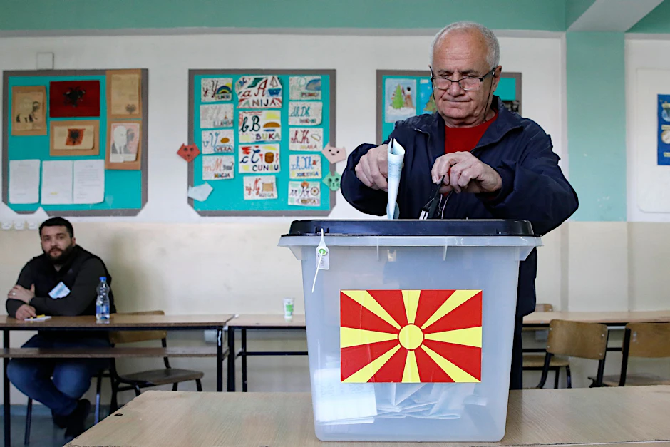 ARCHIV - Ein Bürger Nordmazedoniens gibt bei der ersten Runde der Präsidentschaftswahl am 24. April in einem Wahllokal in Skopje seine Stimme ab. Heute findet die Stichwahl statt (Archivbild).  