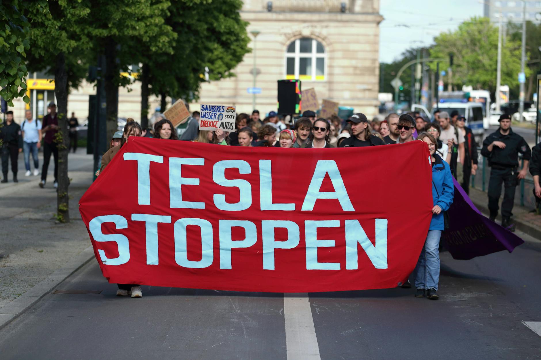 Potsdam: Demonstranten protestierten am Mittwoch gegen die geplante Erweiterung der Tesla Gigafactory in Grünheide Mark. Es war der erste Aktionstag.