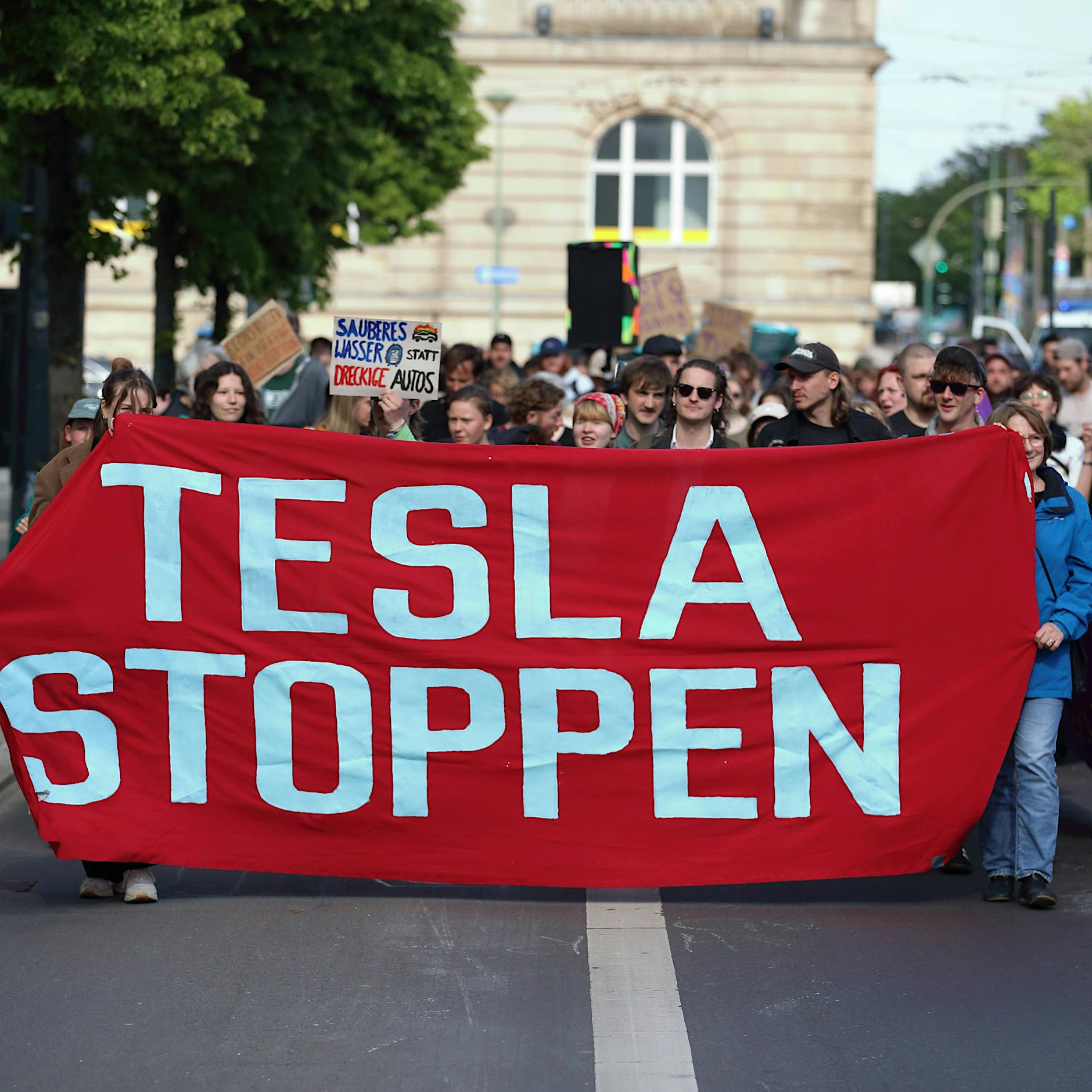 Tesla-Protesttag: Polizei zieht Bilanz zu Demos gegen den E-Autobauer
