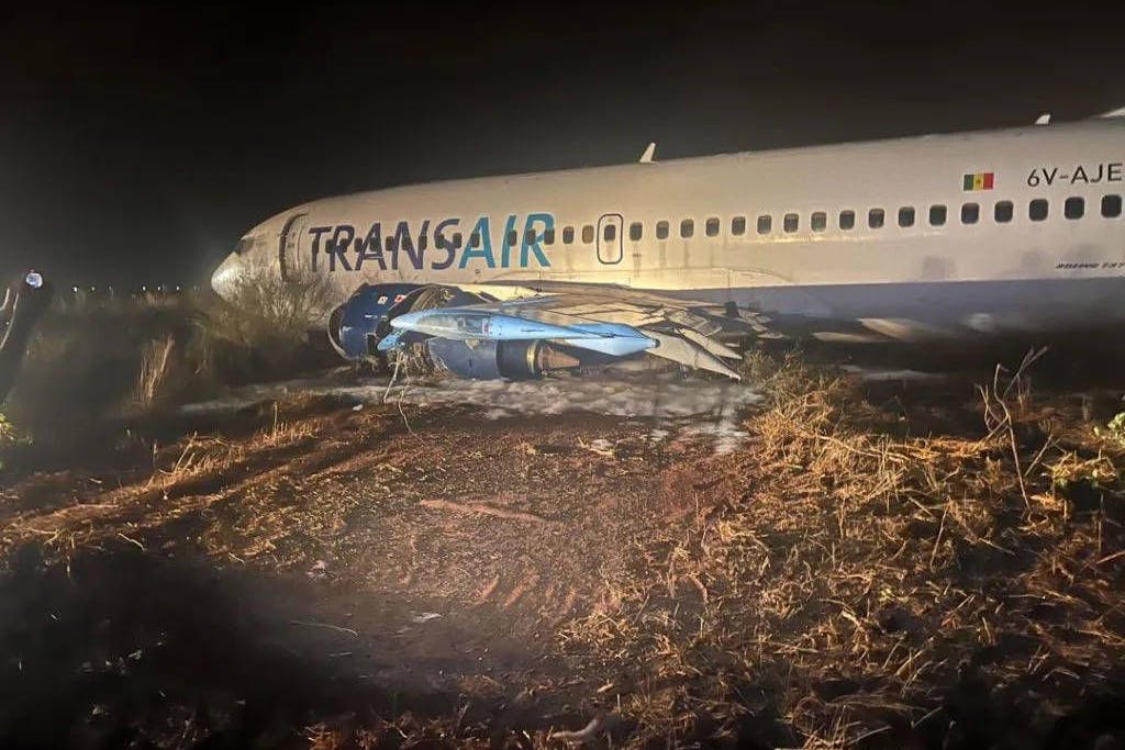 Die Boeing 737 kam in der Nacht von der Startbahn ab. Mindestens elf Menschen wurden verletzt.