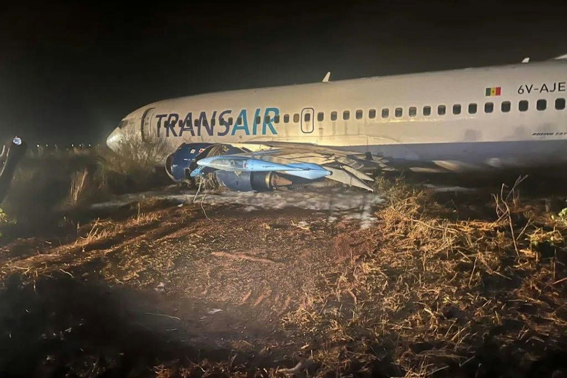 Die Boeing 737 kam in der Nacht von der Startbahn ab. Mindestens elf Menschen wurden verletzt.
