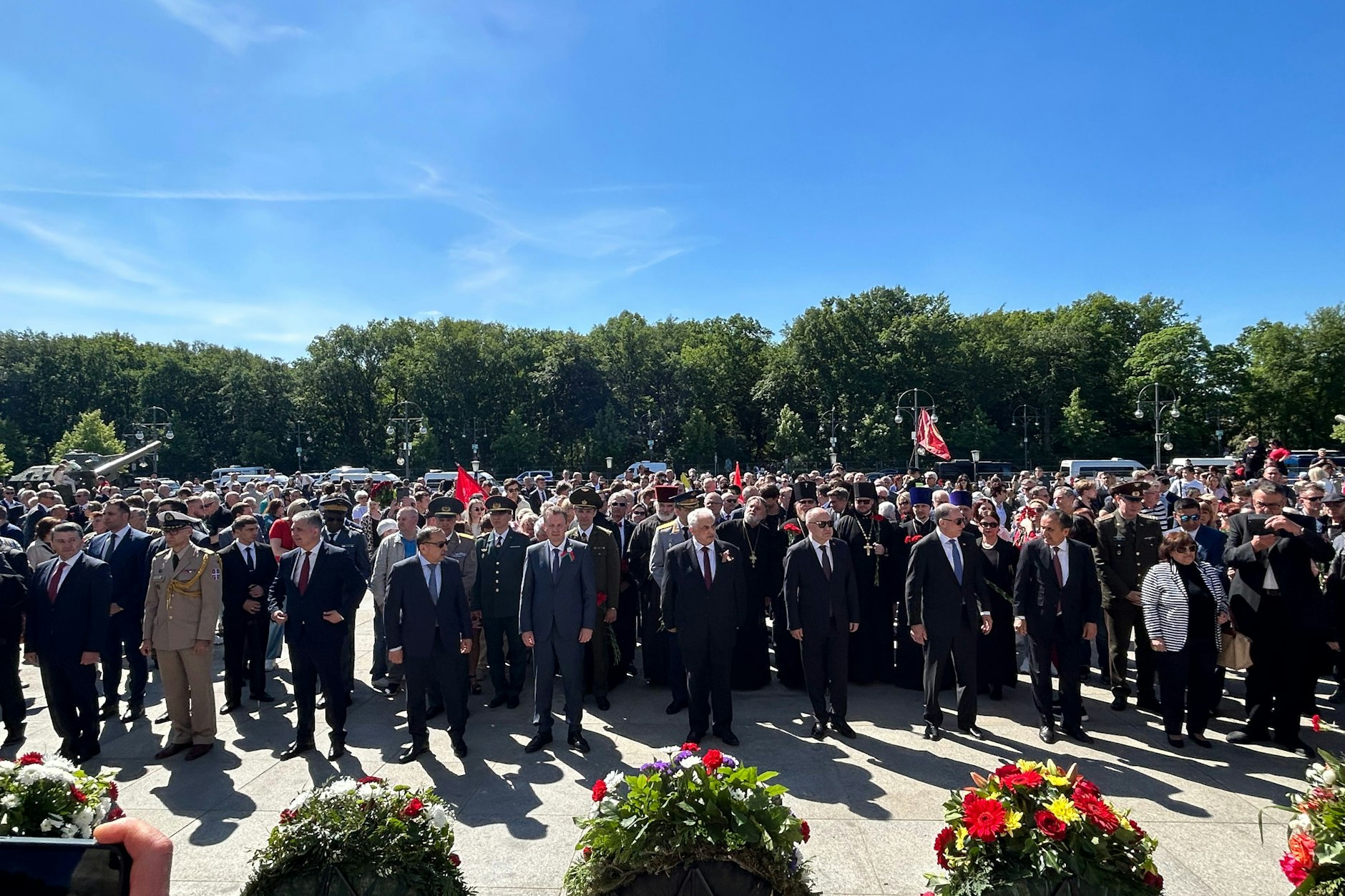 Am Sowjetischen Ehrenmal in Berlin-Tiergarten legten Vertreter aus Turkmenistan, Kirgisistan und Kasachstan Kränze nieder.