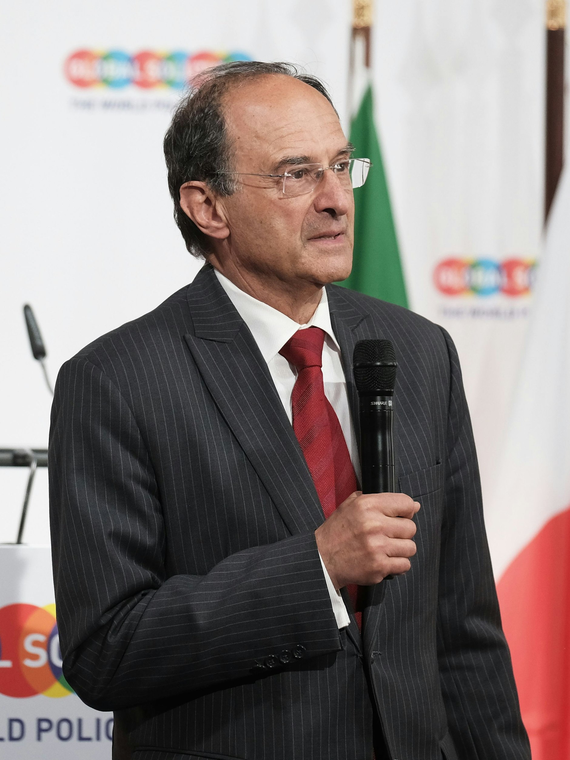 Dass es auch gänzlich beulenfrei geht, beweist indes Wirtschaftswissenschaftler&nbsp;<strong>Dennis Snower</strong>. Recht so – als Gastgeber der ganzen Konferenz gilt dem Präsidenten der Global Solutions Initiative schließlich besondere Aufmerksamkeit. Snower bedient sie ausgezeichnet in einem sichtlich maßgeschneiderten Nadelstreifenanzug, dazu eine Krawatte, an deren Rückseite wir ein Hermès-Logo vermuten. Und siehe da, lieber Herr Scholz: Dennis Snower hat sich nicht für das traurig-fallende, sondern für das optimistisch-steigende Revers entschieden. So macht man das!

