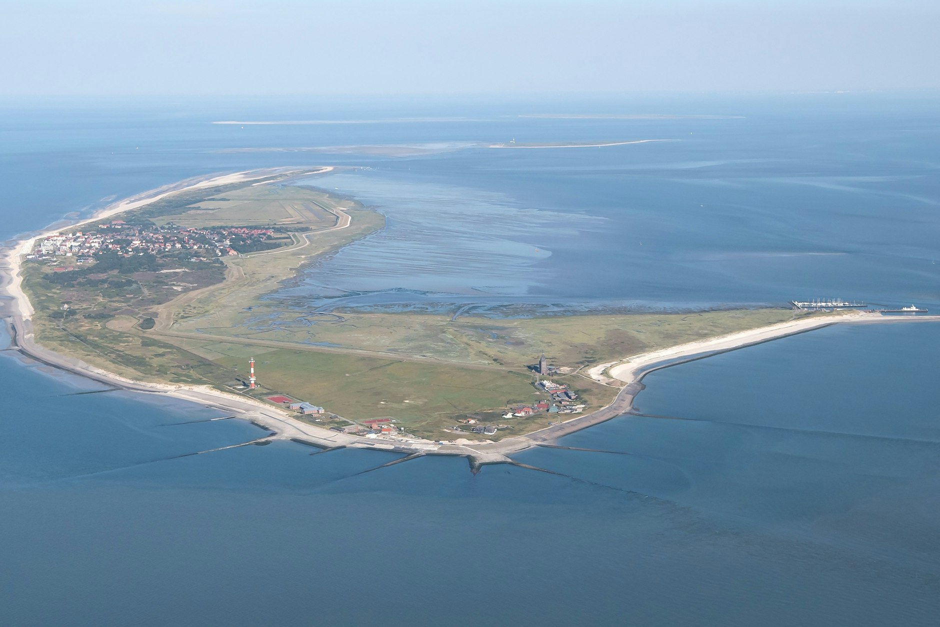 Ein 10-jähriger Junge wurde an Nordseestrand auf Wangerooge verschüttet. Eine Ärztin reanimiert den Zehnjährigen. (Archivbild)
