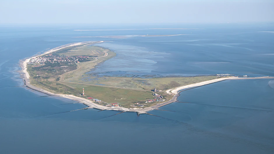 Ein 10-jähriger Junge wurde an Nordseestrand auf Wangerooge verschüttet. Eine Ärztin reanimiert den Zehnjährigen. (Archivbild)
