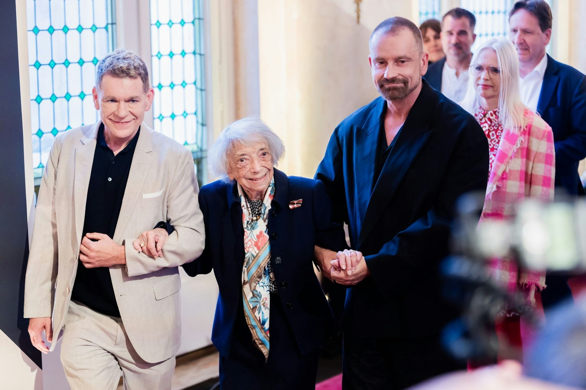 dpatopbilder - Produzent Peter Plate (l-r), Margot Friedländer und Produzent Ulf Leo Sommer bei der Premiere im Theater des Westens.  