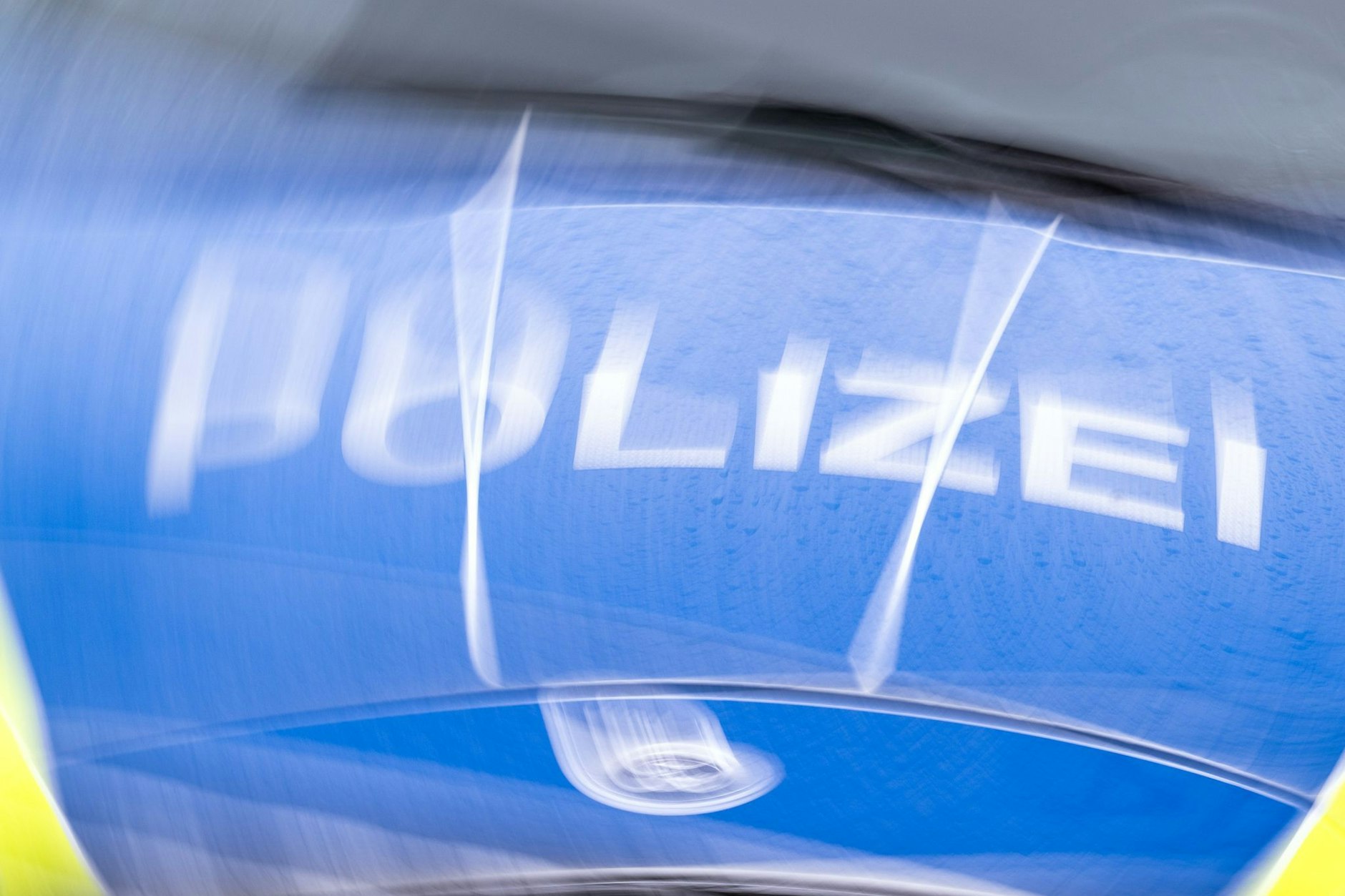 Die Polizei sucht mit Aufnahmen einer Überwachungskamera zwei Verdächtige, die einen Einbruch in Pankow begangen haben sollen. (Symbolfoto)