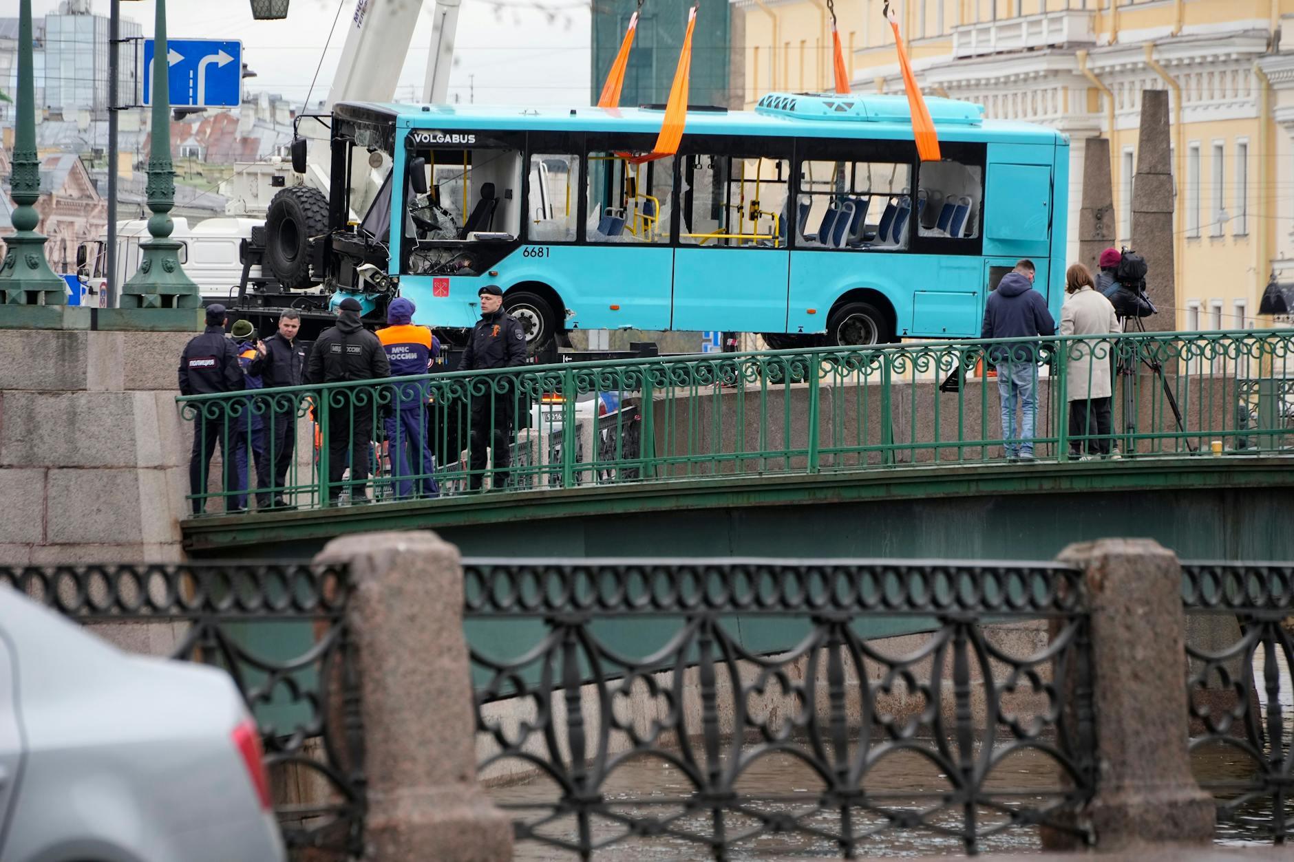 Rettungskräfte ziehen einen Bus aus dem Wasser, nachdem er in den Fluss Mojka in St. Petersburg gestürzt ist.