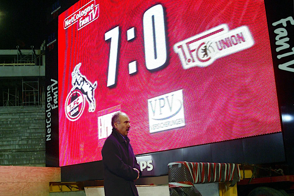 0:7 in Köln – das ist der Ursprung der ganz engen Kiste des 1. FC Union. Im Vordergrund der damalige Trainer Georgi Wassilew.