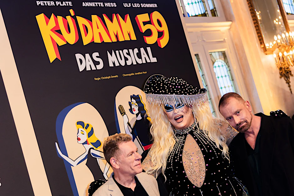 Produzent Peter Plate (l-r), Dragquen  Laila Licious und Ulf Leo Sommer bei der  Premiere im Theater des Westens.  