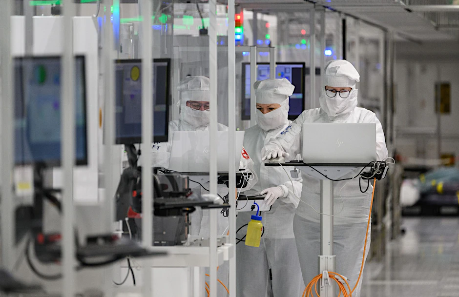 ARCHIV - Bisher hat Infineon in Regensburg etwa 3100 Mitarbeiter.  