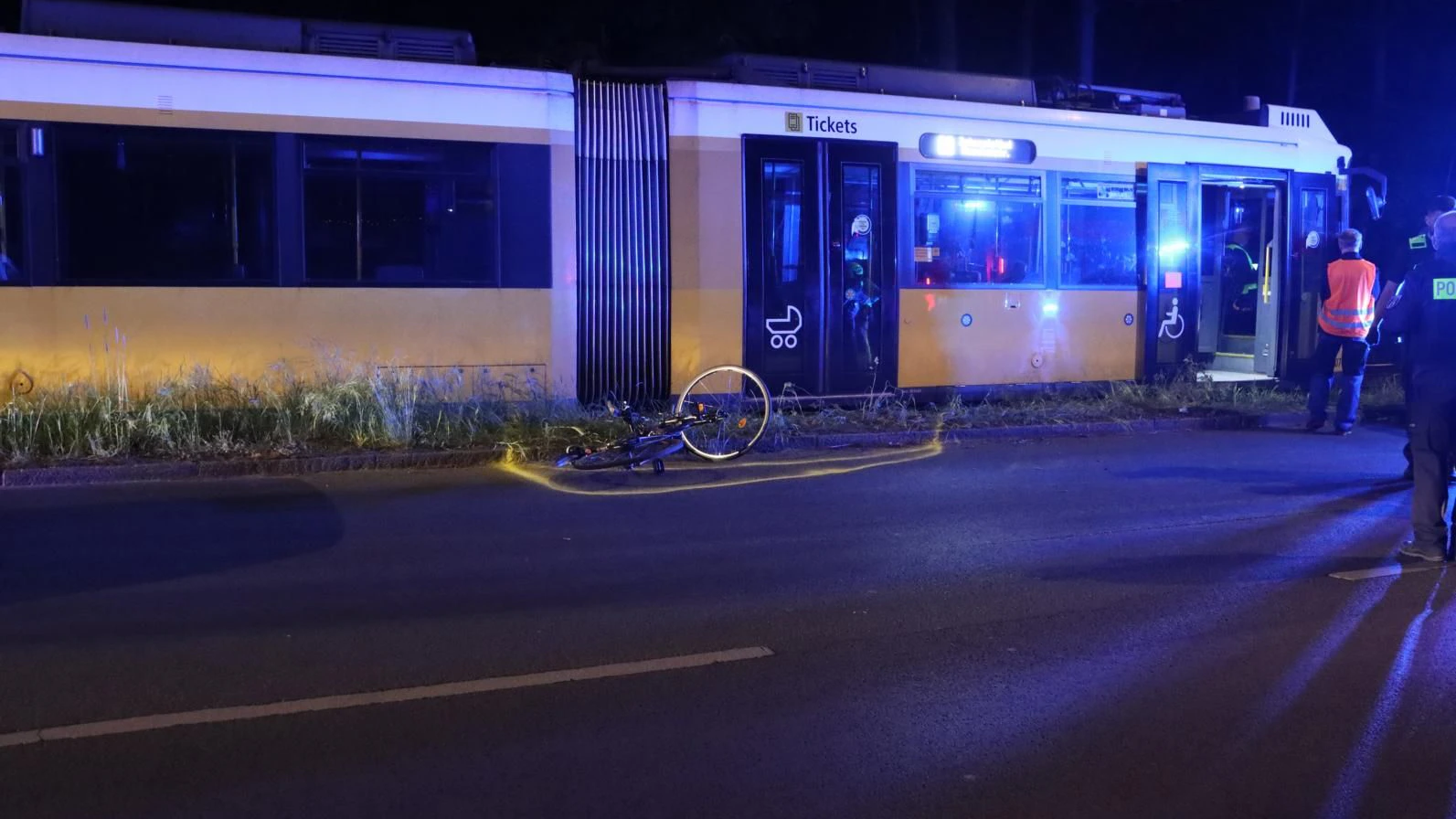 Ein Mann in Köpenick ist von einer Straßenbahn angefahren worden.