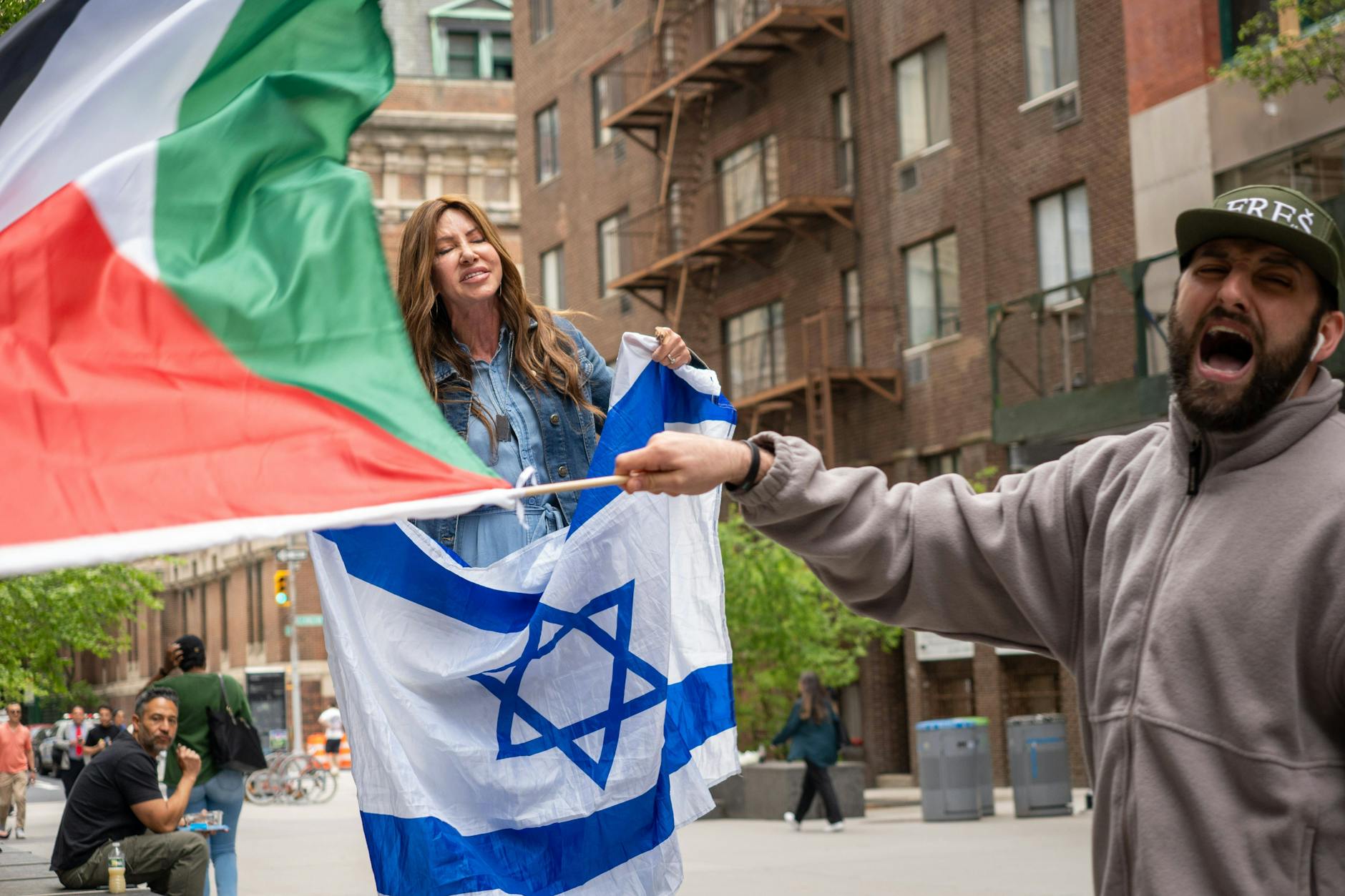 New York: Zwei Demonstranten, einer pro-israelisch und einer pro-palästinensisch, schreien sich gegenseitig an.