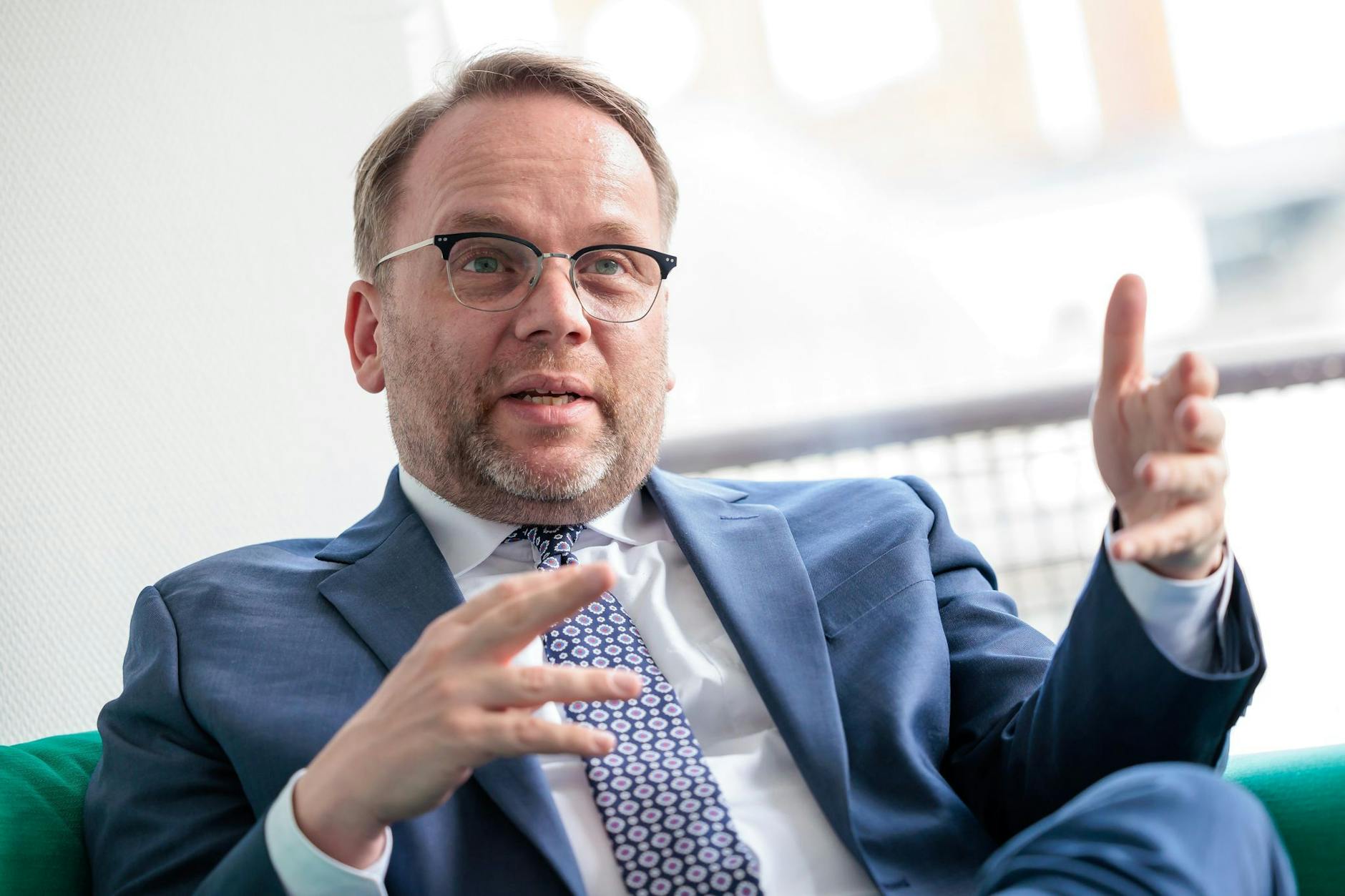 PRODUKTION - Timon Gremmels (SPD), Minister für Wissenschaft und Forschung, Kunst und Kultur von Hessen, sitzt während eines Interviews auf dem Grünen Sofa in Wiesbaden.