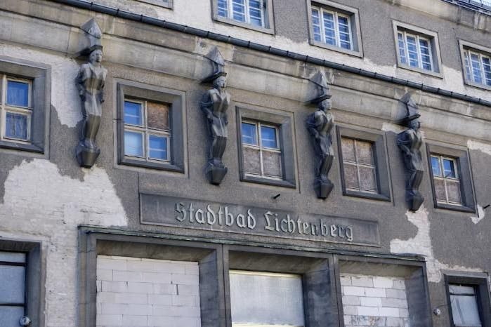 Das alte Stadtbad Lichtenberg von außen ... 