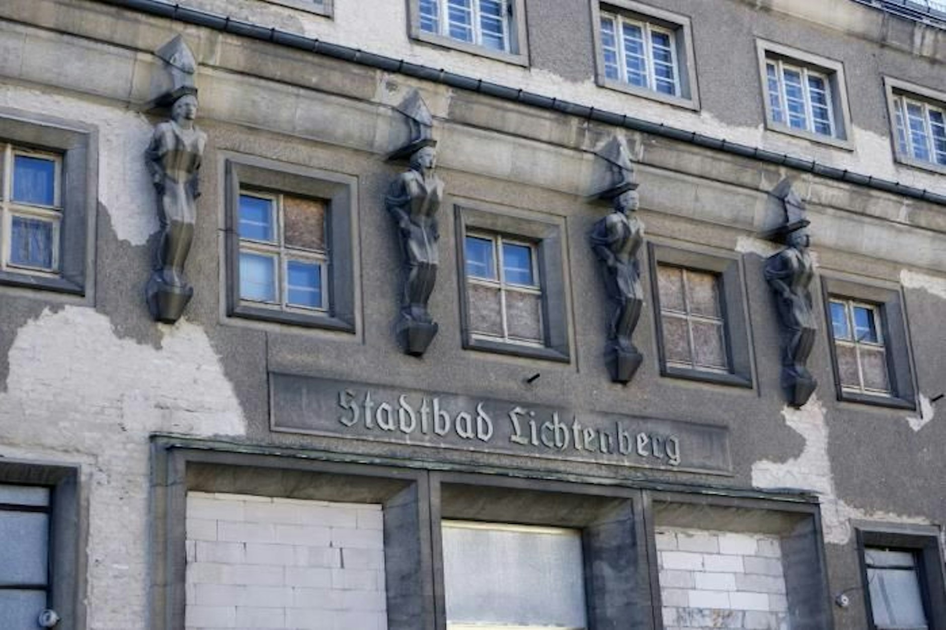 Das alte Stadtbad Lichtenberg von außen ...&nbsp;