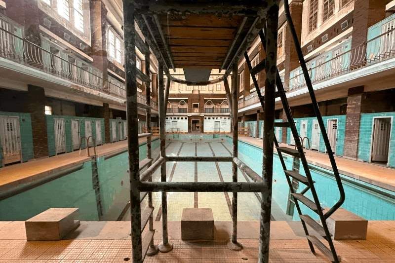 Und der Innenbereich mit historischen Schwimmbecken und Umkleidekabinen.