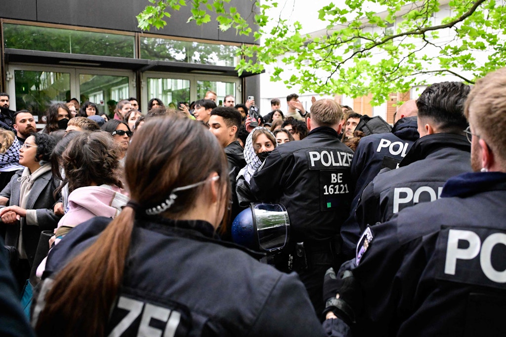 FU çalışanları üniversitelerini ve Berlin polisini savunuyor