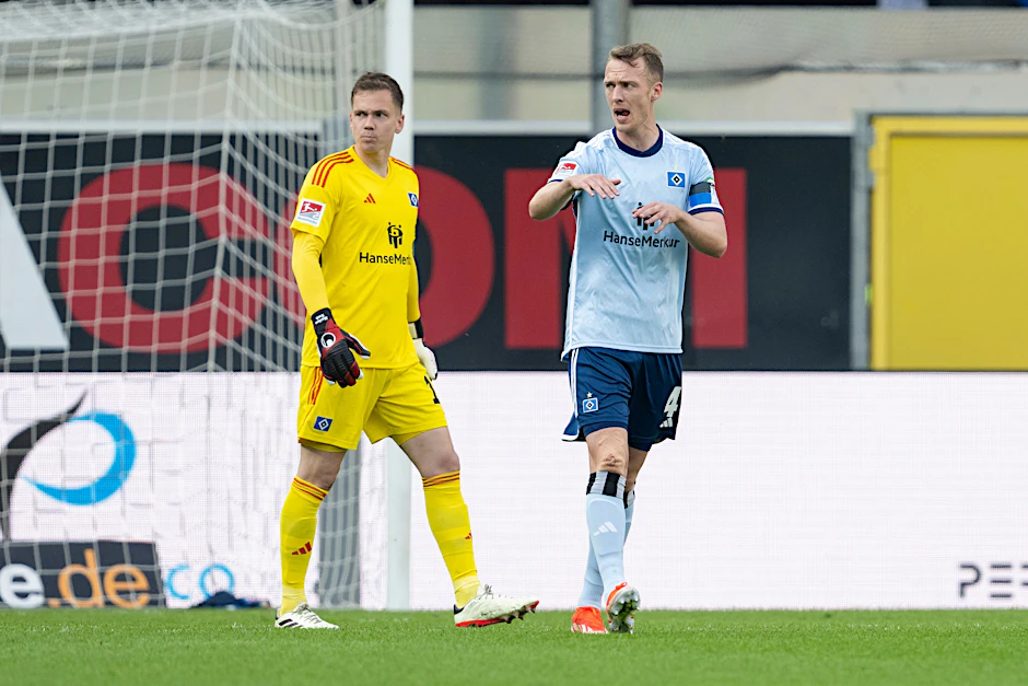 Hamburgs Torwart Matheo Raab (l.) und Hamburgs Sebastian Schonlau sind enttäuscht nach dem frühen Tor für Paderborn.