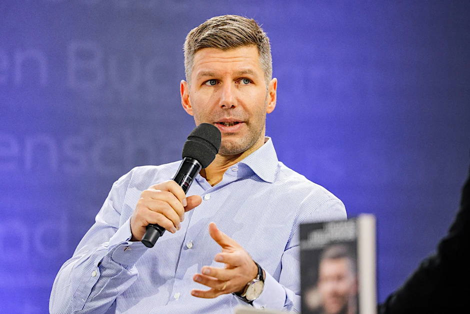 ARCHIV - Thomas Hitzlsperger hat Bayern-Präsident Herbert Hainer für dessen Wortmeldung bei der Trainersuche der Münchner kritisiert.  