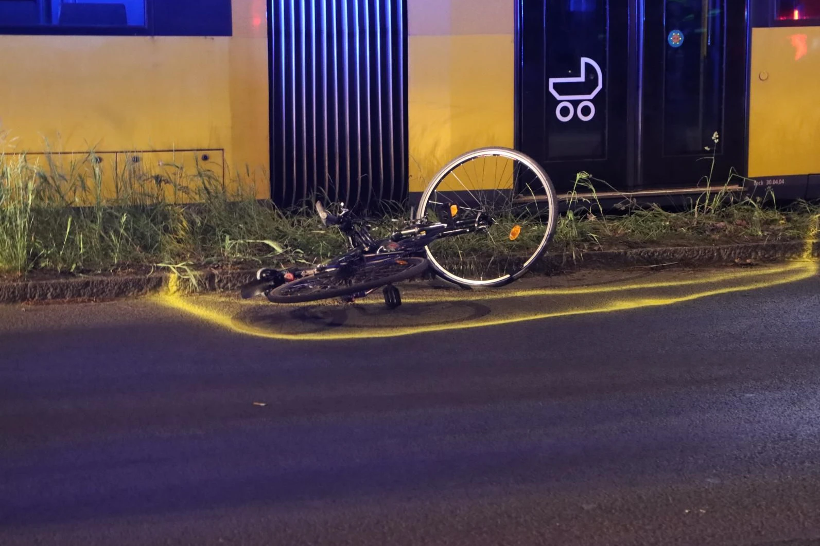 Am Fürstenwalder Damm in Treptow-Köpenick wurde ein Mann auf einem Fahrrad von einer Tram erfasst.