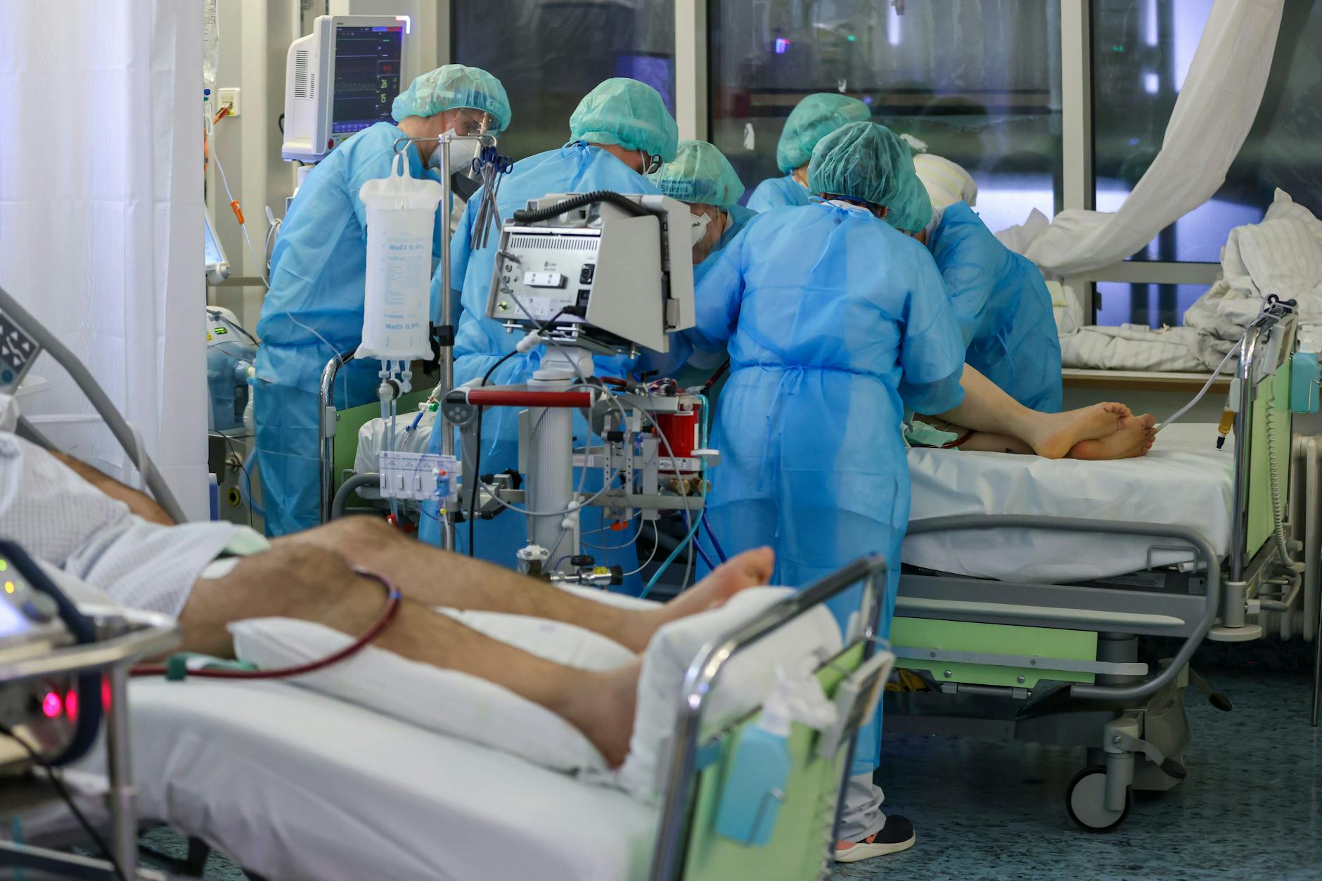 Bereits im Frühjahr 2020 war absehbar, dass die deutschen Krankenhäuser, Psychiatrien und zahlreiche weitere Bereiche des sozialen Sektors gestärkt werden müssten.