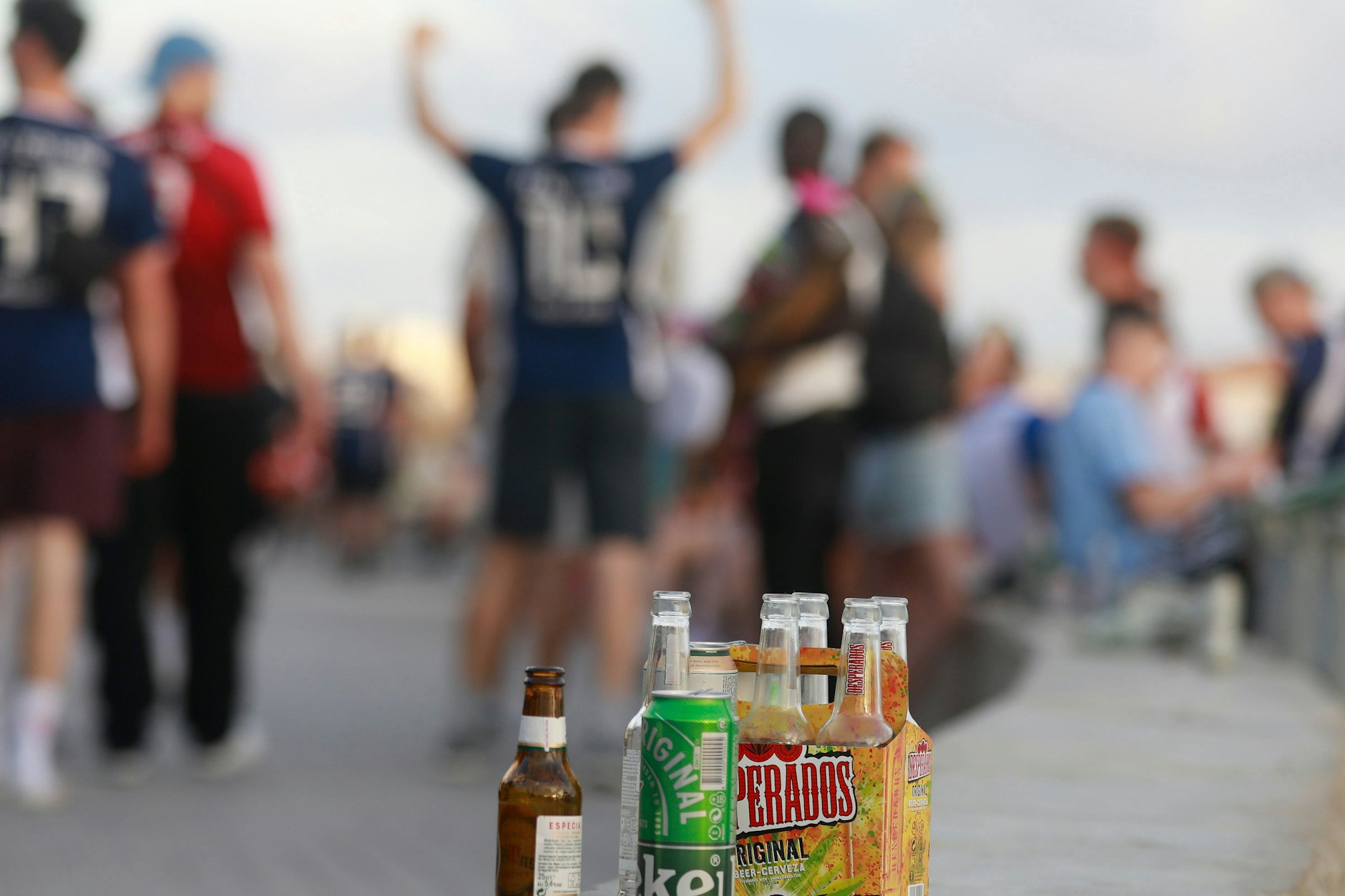 Menschen feiern an der Promenade am Strand von El Arenal. Alkoholkonsum auf der Straße wird verboten.