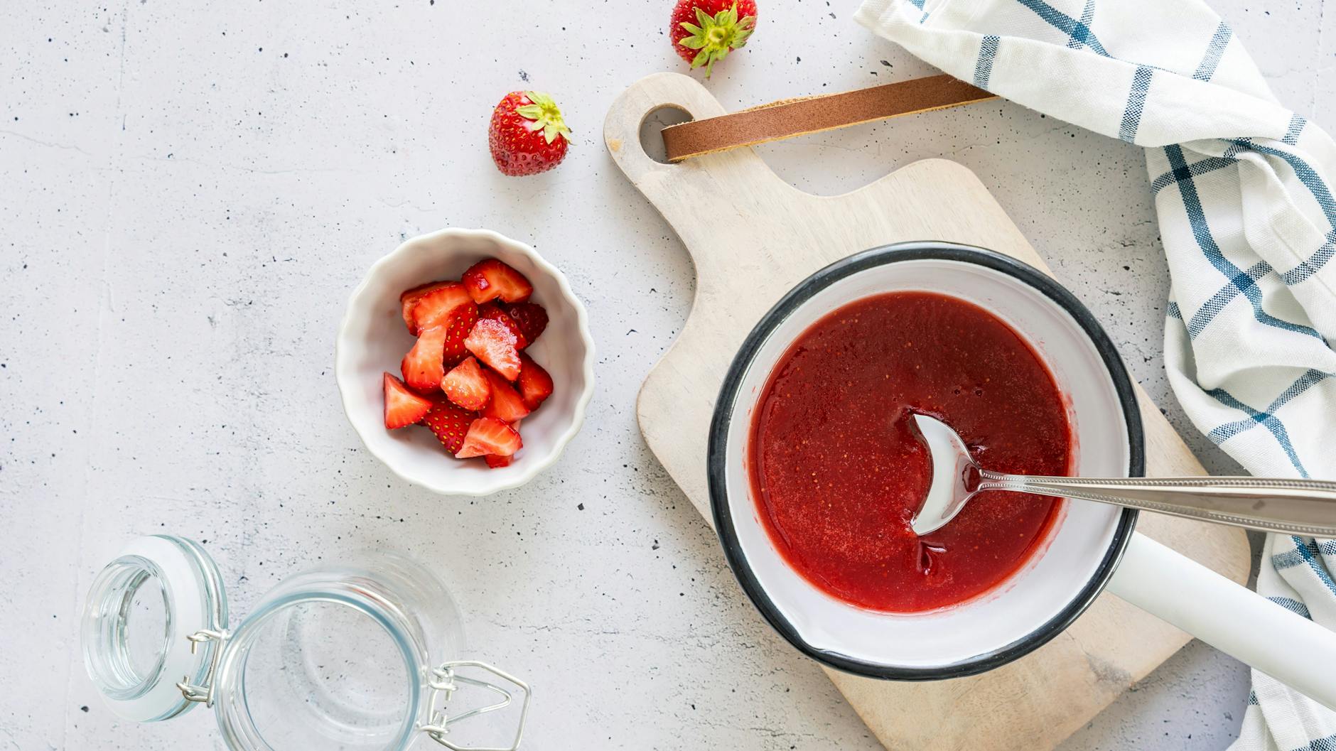 Probieren Sie das einfache Rezept für Erdbeermarmelade gleich mal aus.