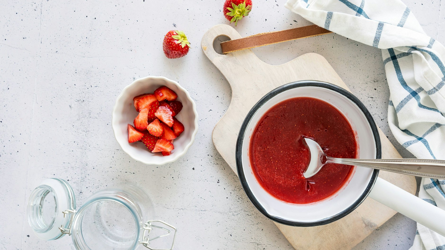 Probieren Sie das einfache Rezept für Erdbeermarmelade gleich mal aus.