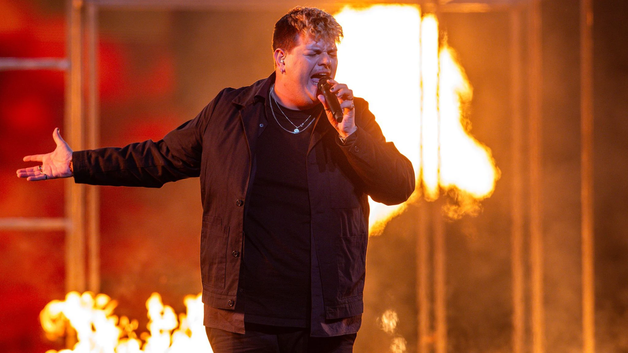 Isaak aus Deutschland im Halbfinale mit seinem Titel „Always On The Run“.