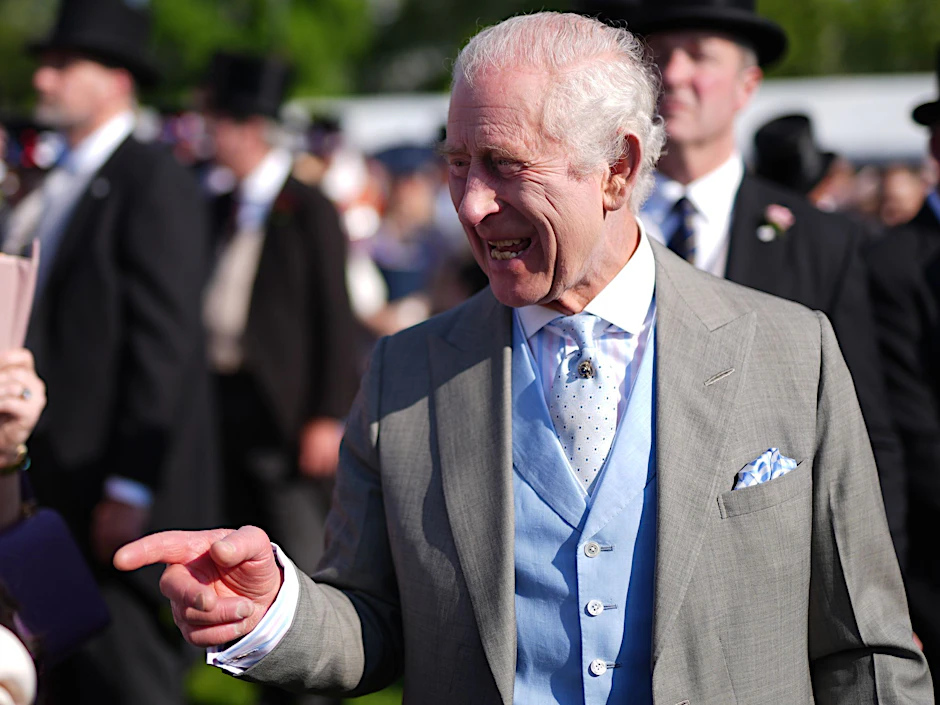 König Charles III. während der königlichen Gartenparty im Buckingham Palace.  