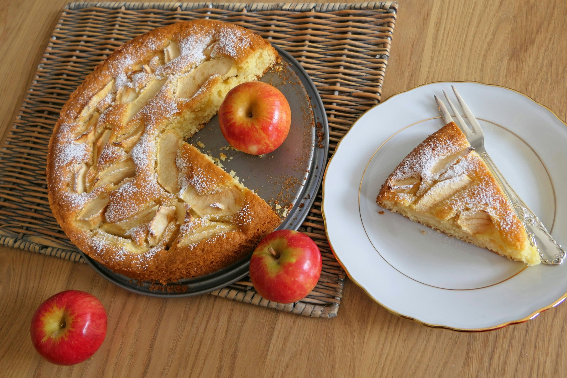 Dieser Apfelkuchen ist ein Hochgenuss und hat nur 150 Kalorien pro Stück.