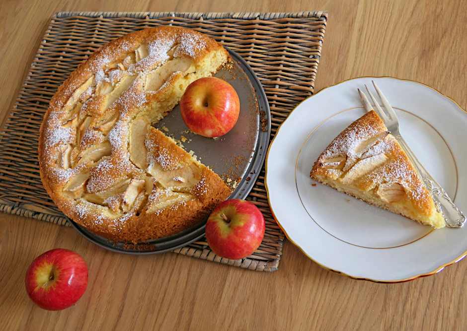 Dieser Apfelkuchen ist ein Hochgenuss und hat nur 150 Kalorien pro Stück. 