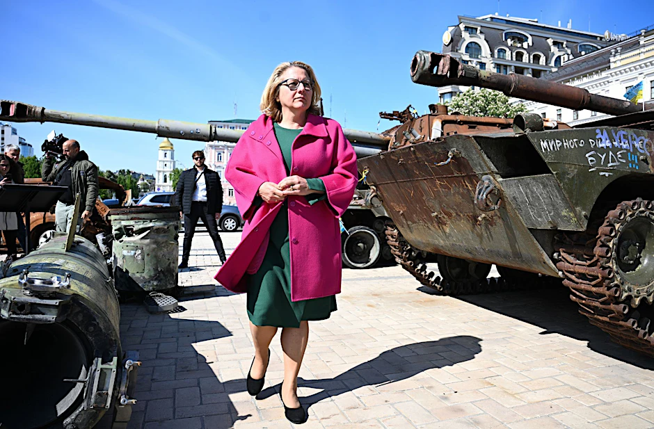 Entwicklungsministerin Svenja Schulze besichtigt während eines Besuchs in der Ukraine  Wracks russischer Panzer.  