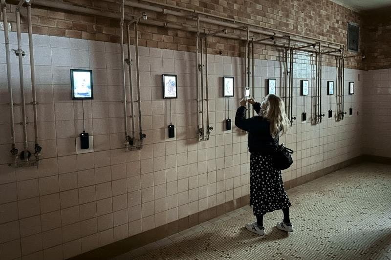 Digitale Kunst in historischer Dusche.