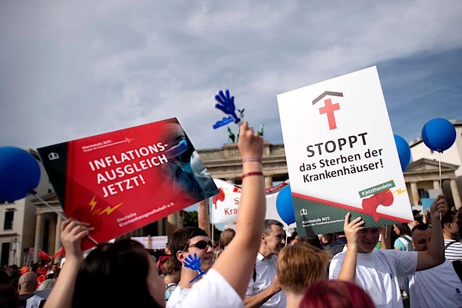 Menschen in Gesundberufen demonstrieren am Sonntag anlässlich des internationalen Tags der Pflege.
