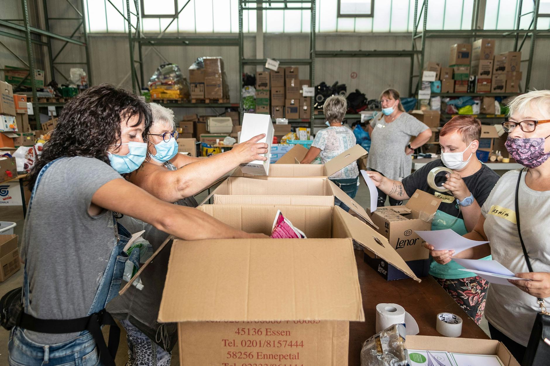Ehrenamtliche Helferinnen packen Hilfspakete nach der Flutkatastrophe im Ahrtal.