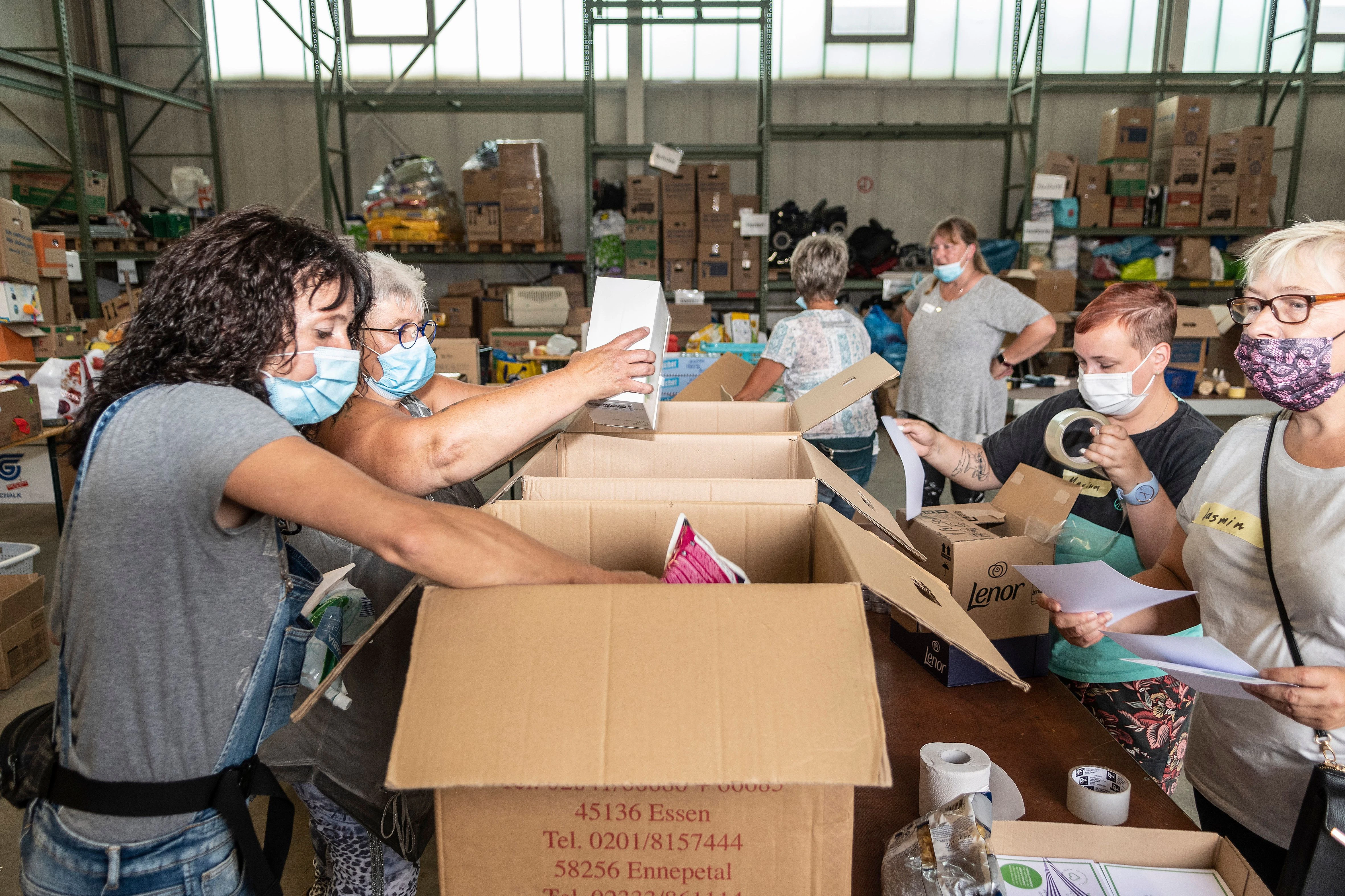 Ehrenamtliche Helferinnen packen Hilfspakete nach der Flutkatastrophe im Ahrtal.
