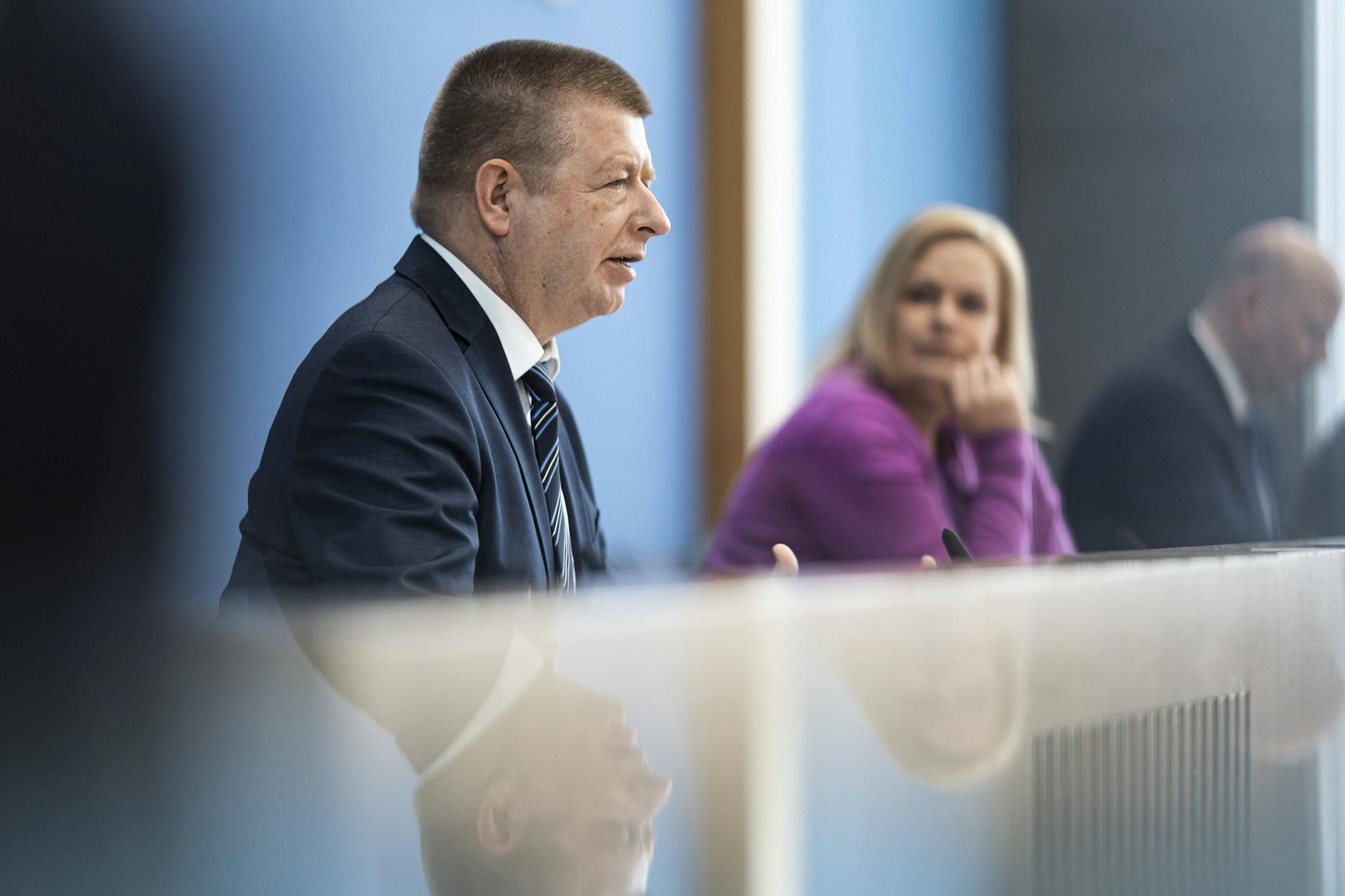 Thomas Haldenwang, Präsident des Bundesamts für Verfassungsschutz, und Innenministerin Nancy Faeser vor einer Bundespressekonferenz in Berlin.